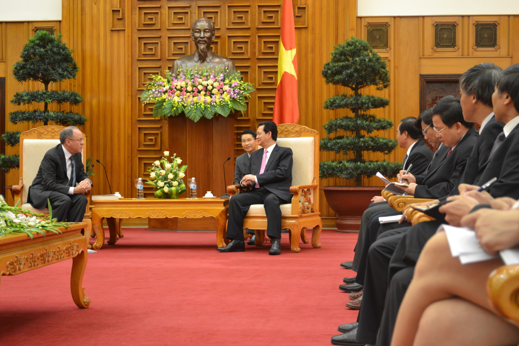 Economics Nobel Laureate Prof. Roger B. Myerson with Prime Minister Nguyen Tan Dung