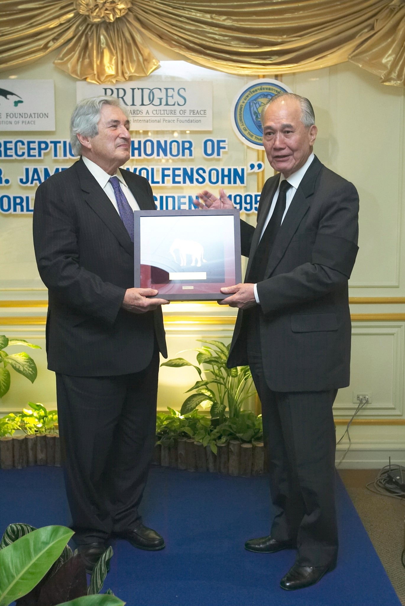 Former World Bank President Dr. James D. Wolfensohn with the Thai Honorary Chairman of Bridges Anand Panyarachun