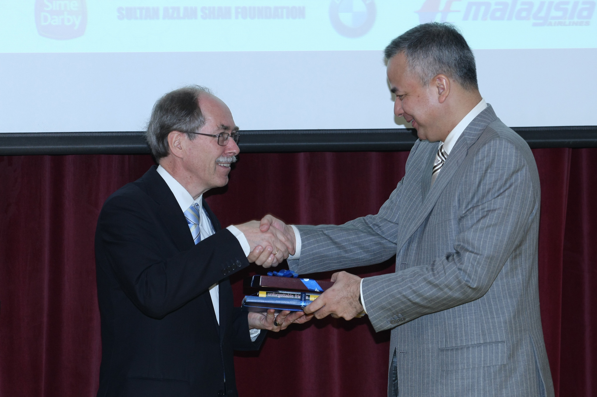 Physics Nobel Laureate Prof. Gerardus 't Hooft with HRH Raja Nazrin Shah, Crown Prince of the State of Perak and Malaysian Honorary Chairman of Bridges